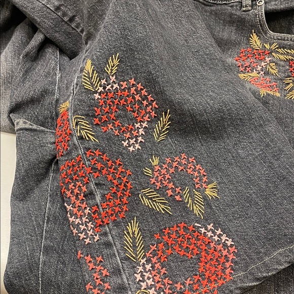 Embroidered Floral Women's Jeans - Picture 6 of 7